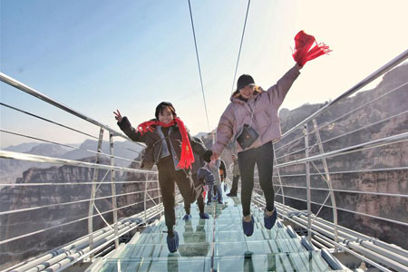 Inauguration d'un pont en verre suspendu dans le nord de la Chine