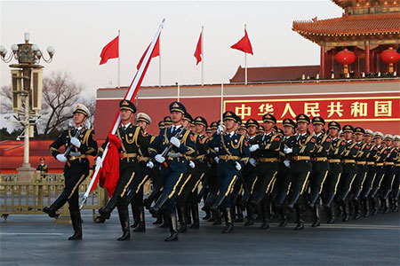 L'APL conduit la cérémonie de lever du drapeau national sur la place Tian'anmen