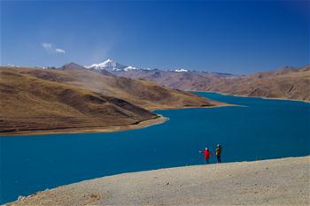 Tibet: paysage du lac Yamzbog Yumco