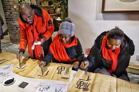 Beijing : des étrangers participent à des activités à l'approche de la Fête du Printemps