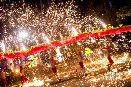 Chine : danse du dragon pour célébrer la fête des Lanternes