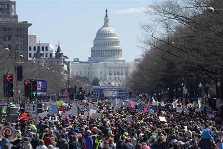 Etats-Unis: des centaines de milliers de personnes manifestent contre les armes à 
feu