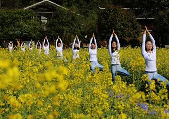 Chine : pratique du yoga dans un lieu touristique