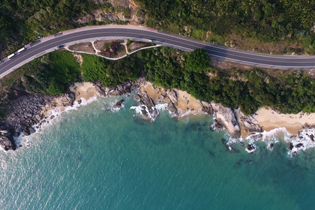 Chine : autoroute au bord de la mer à Hainan