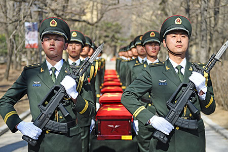 Enterrement des restes de soldats chinois tués pendant la guerre de Corée