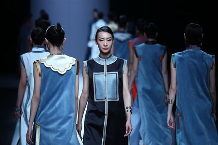 Semaine de la mode de Chine: défilé des créations de la styliste Yu Jia