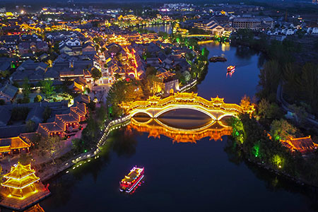 Chine: vue nocturne de la ville ancienne de Taierzhuang au Shandong