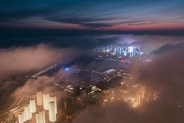 Chine : vue nocturne de la ville de Qingdao