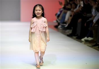 Chine : Des mannequins enfants lors d'un défilé de mode dans l'est