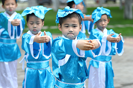 Chine : des enfants apprennent les disciplines traditionnelles