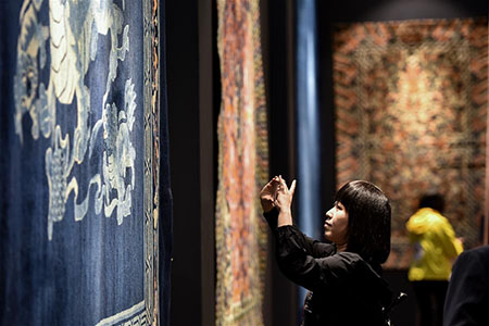 Chine: une exposition de tapis au Qinghai
