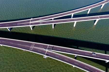 Chine : le pont de la baie de Jiaozhou à Qingdao