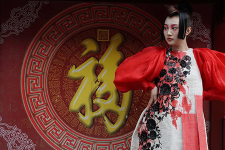 Créations de la styliste Zhang Yichao dans le Palais du prince Gong à Beijing