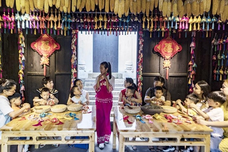 Chine : activités folkloriques à l'approche de la fête des bateaux-dragons