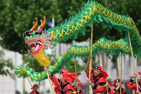 Un spectacle de danse du dragon pour accueillir la fête des bateaux-dragons