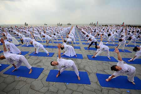 Chine: des amatrices font du yoga dans un parc du Jiangsu