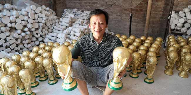 Fabrication au Vietnam de souvenirs pour la Coupe du Monde