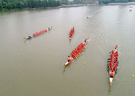 Courses de bateaux-dragons en Chine