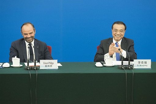 Les PM chinois et français participent à un symposium des chefs d'entreprise