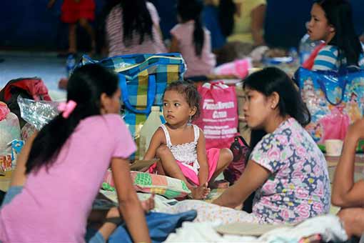 Philippines : des habitants évacués à cause d'une tempête tropicale