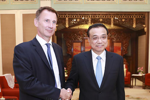 Le Premier ministre chinois rencontre le ministre britannique des Affaires étrangères