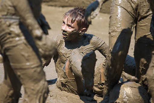 Des enfants jouent au football dans la boue en Croatie