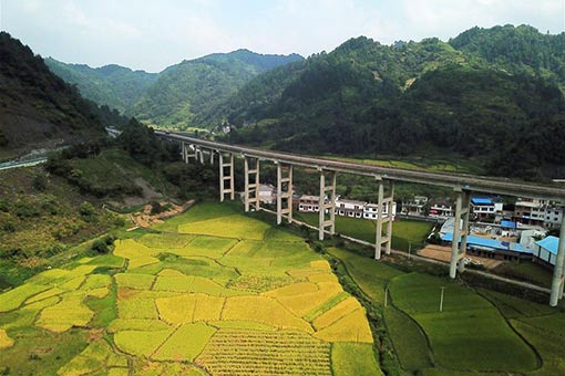 Paysages le long de l'autoroute Lanzhou-Haikou en Chine