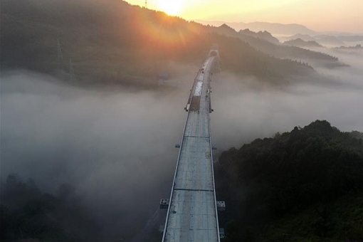 Chine: un grand pont en construction dans le Hunan