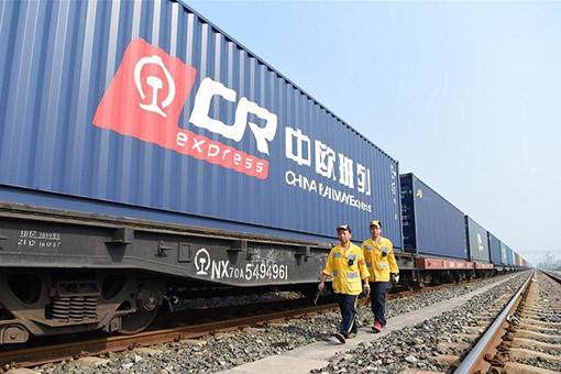 Chine : travailleurs chargés d'examiner les trains de fret à Chongqing