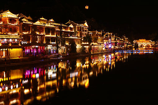 Chine: vue nocturne de la vieille ville de Fenghuang