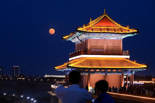 Chine: paysage nocturne d'une ancienne ville dans le nord