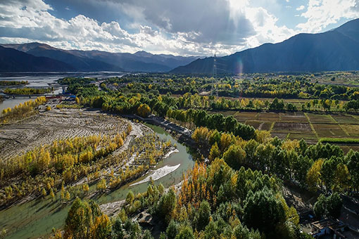 Chine: paysage d'automne le long du fleuve Yarlung Zangbo au Tibet