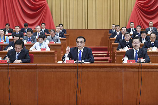 Le PM chinois s'engage à relever les défis et à renforcer l'économie