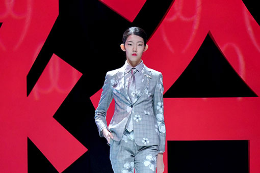 Semaine de la mode de Chine: défilé des créations du styliste Liu Yong