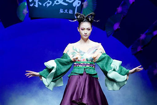 Semaine de la mode de Chine: défilé des créations de la styliste Zhang Yichao