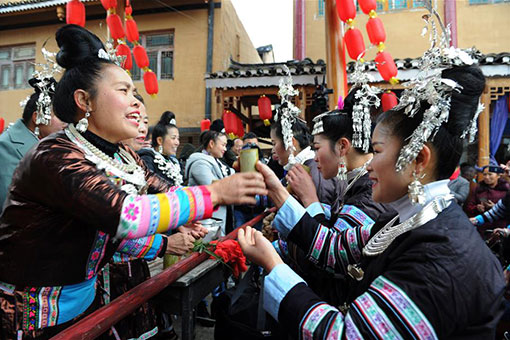 Chine : célébrations du Nouvel An de l'ethnie Dong au Guizhou