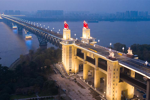 Chine: la vue nocturne du Grand pont de Nanjing sur le fleuve Yangtsé