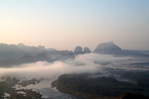 Chine: La région pittoresque du mont Longhu enveloppée de brouillard