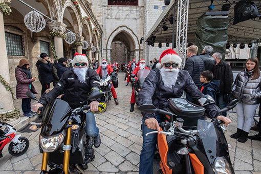 Croatie : des pères Noël motards à Dubrovnik