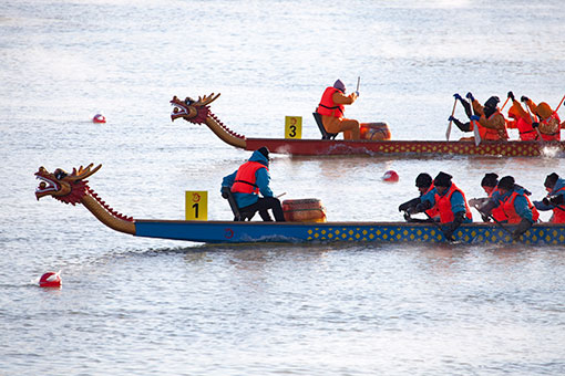 Une course de bateaux-dragons d'hiver dans le nord-est de la Chine