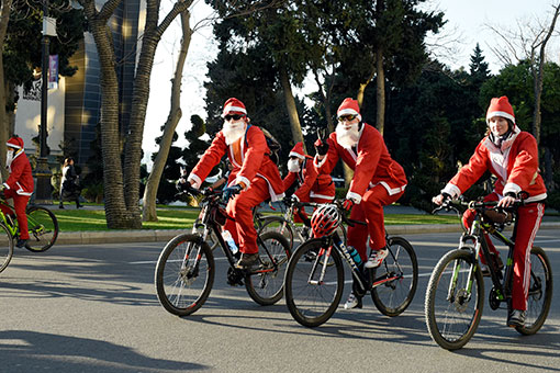 Azerbaïdjan : pères Noël à vélo à Bakou