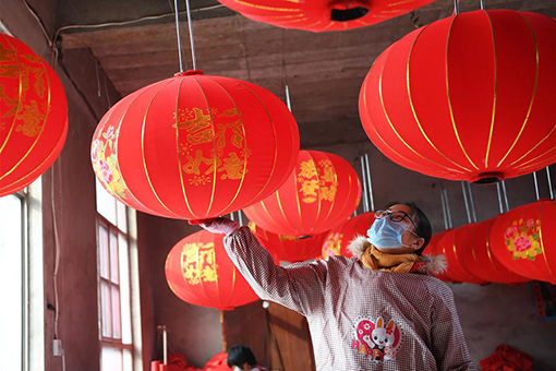 Fabrication des lanternes à l'approche de la fête du Printemps au Shanxi