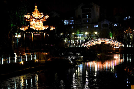 Chine: vue nocturne de la ville de Jinan