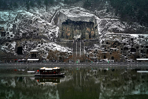 Chine: les Grottes de Longmen enneigées à Luoyang