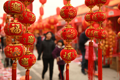 Les gens achètent des décorations pour le Nouvel an lunaire chinois