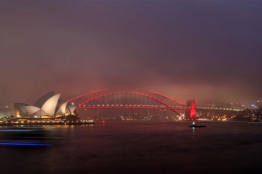 Le Harbour Bridge en Australie allumé en rouge pour célébrer la nouvelle année lunaire chinoise