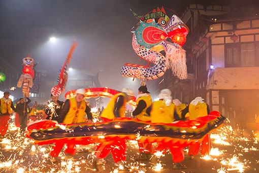Un spectacle de danse du dragon dans le sud-ouest de la Chine