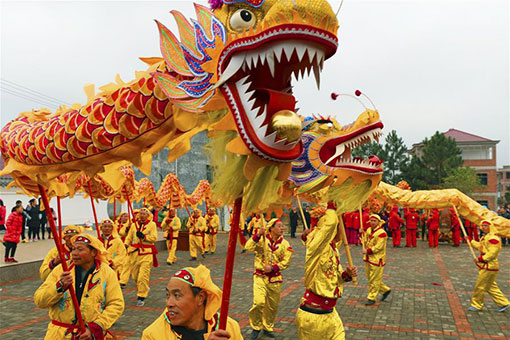 Chine: danses du dragon pour accueillir la Fête des lanternes