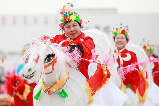 Chine : danse folklorique pour célébrer la fête des lanternes à Xuyi