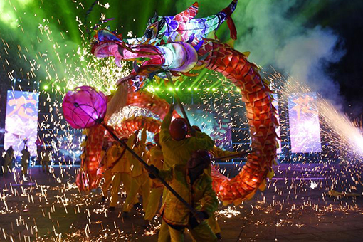 Chine : danse du dragon de feu au Guizhou